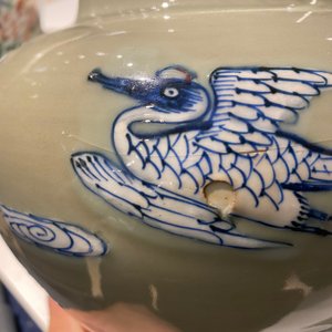 Un vase en porcelaine de Chine en bleu, blanc et rouge de cuivre à fond céladon, Kangxi — photo 14