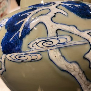 Un vase en porcelaine de Chine en bleu, blanc et rouge de cuivre à fond céladon, Kangxi — photo 18