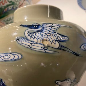 Un vase en porcelaine de Chine en bleu, blanc et rouge de cuivre à fond céladon, Kangxi — photo 21