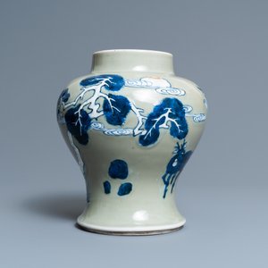 Un vase en porcelaine de Chine en bleu, blanc et rouge de cuivre à fond céladon, Kangxi — photo 3