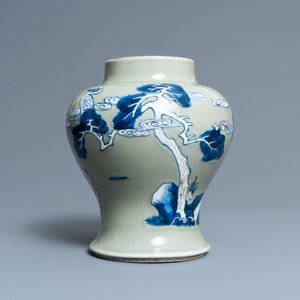 Un vase en porcelaine de Chine en bleu, blanc et rouge de cuivre à fond céladon, Kangxi — photo 5
