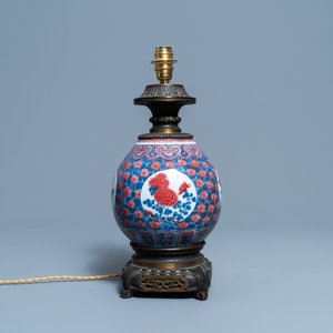 Un vase en porcelaine de Chine en bleu, blanc et rouge de cuivre monté en lampe en bronze doré, 19ème — photo 3