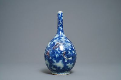 Un vase en porcelaine de Chine en bleu, blanc et rouge de fer à décor d'un dragon, Qianlong/Jiaqing
