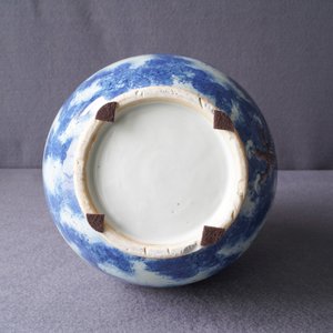 Un vase en porcelaine de Chine en bleu, blanc et rouge de fer à décor d'un dragon, Qianlong/Jiaqing — photo 11