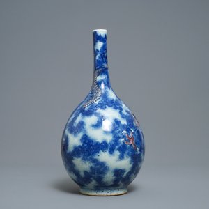 Un vase en porcelaine de Chine en bleu, blanc et rouge de fer à décor d'un dragon, Qianlong/Jiaqing — photo 2