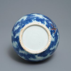 Un vase en porcelaine de Chine en bleu, blanc et rouge de fer à décor d'un dragon, Qianlong/Jiaqing — photo 6
