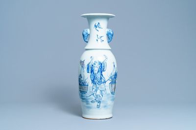 Un vase en porcelaine de Chine en bleu, blanc et rouge de fer aux anses en forme de tête d'éléphant, 19ème