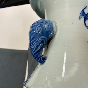 Un vase en porcelaine de Chine en bleu, blanc et rouge de fer aux anses en forme de tête d'éléphant, 19ème — photo 13