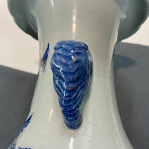 Un vase en porcelaine de Chine en bleu, blanc et rouge de fer aux anses en forme de tête d'éléphant, 19ème — photo 14