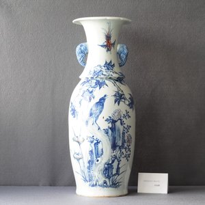 Un vase en porcelaine de Chine en bleu, blanc et rouge de fer aux anses en forme de tête d'éléphant, 19ème — photo 7