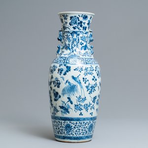 Un vase en porcelaine de Chine en bleu et blanc, 19ème — photo 1