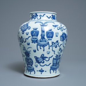 Un vase en porcelaine de Chine en bleu et blanc à décor d'antiquités, Kangxi — photo 3