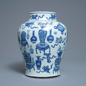 Un vase en porcelaine de Chine en bleu et blanc à décor d'antiquités, Kangxi — photo 4