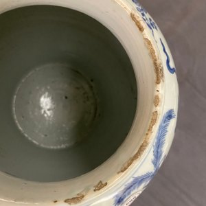 Un vase en porcelaine de Chine en bleu et blanc à décor d'antiquités, Kangxi — photo 7