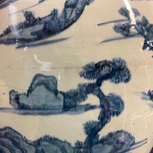 Un vase en porcelaine de Chine en bleu et blanc à décor de bateaux dans un paysage montagneux, Ming — photo 12