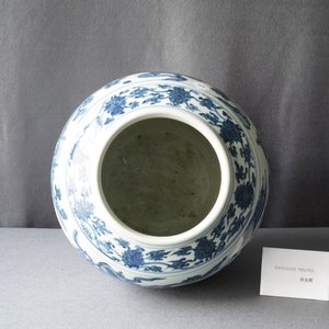 Un vase en porcelaine de Chine en bleu et blanc à décor de bateaux dans un paysage montagneux, Ming — photo 15