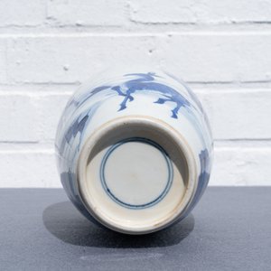 Un vase en porcelaine de Chine en bleu et blanc à décor de cerfs et grues, Kangxi — photo 17