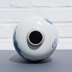 Un vase en porcelaine de Chine en bleu et blanc à décor de cerfs et grues, Kangxi — photo 18