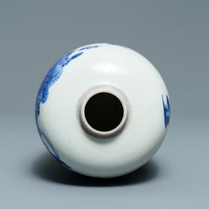 Un vase en porcelaine de Chine en bleu et blanc à décor de cerfs et grues, Kangxi — photo 6