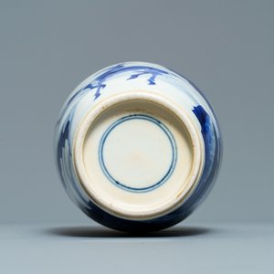 Un vase en porcelaine de Chine en bleu et blanc à décor de cerfs et grues, Kangxi — photo 7