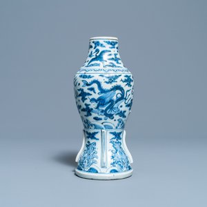 Un vase en porcelaine de Chine en bleu et blanc à décor de 'dragons de mer', Wanli — photo 1