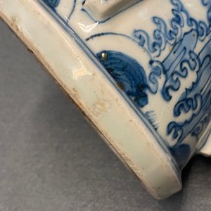 Un vase en porcelaine de Chine en bleu et blanc à décor de 'dragons de mer', Wanli — photo 19