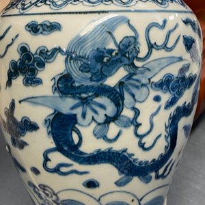Un vase en porcelaine de Chine en bleu et blanc à décor de 'dragons de mer', Wanli — photo 20