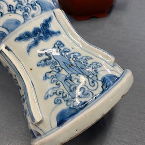 Un vase en porcelaine de Chine en bleu et blanc à décor de 'dragons de mer', Wanli — photo 25