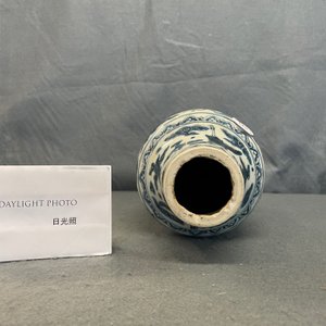 Un vase en porcelaine de Chine en bleu et blanc à décor de 'dragons de mer', Wanli — photo 9