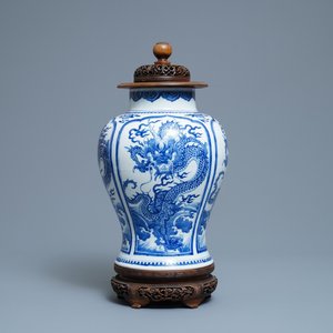 Un vase en porcelaine de Chine en bleu et blanc à décor de dragons, Kangxi — photo 1
