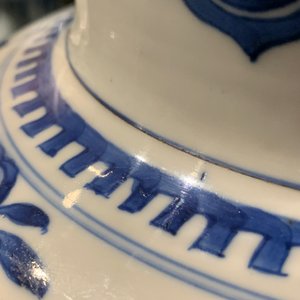 Un vase en porcelaine de Chine en bleu et blanc à décor de dragons, Kangxi — photo 16