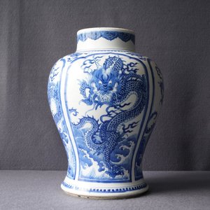 Un vase en porcelaine de Chine en bleu et blanc à décor de dragons, Kangxi — photo 20