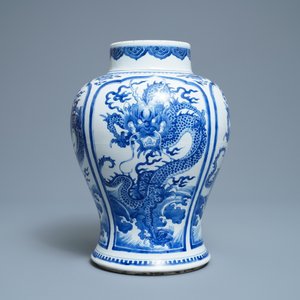 Un vase en porcelaine de Chine en bleu et blanc à décor de dragons, Kangxi — photo 2