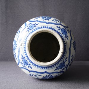 Un vase en porcelaine de Chine en bleu et blanc à décor de dragons, Kangxi — photo 23