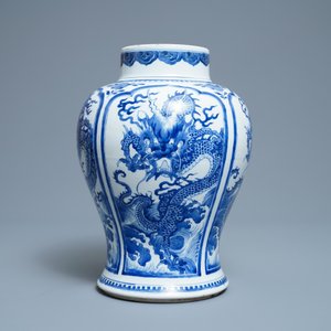 Un vase en porcelaine de Chine en bleu et blanc à décor de dragons, Kangxi — photo 4