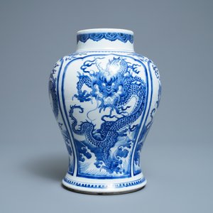 Un vase en porcelaine de Chine en bleu et blanc à décor de dragons, Kangxi — photo 5