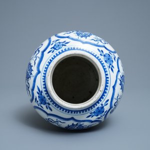 Un vase en porcelaine de Chine en bleu et blanc à décor de dragons, Kangxi — photo 6