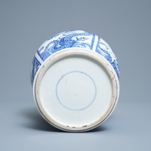 Un vase en porcelaine de Chine en bleu et blanc à décor de dragons, Kangxi — photo 7