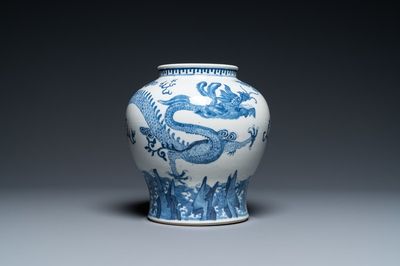 Un vase en porcelaine de Chine en bleu et blanc à décor de d'un dragon, 19ème