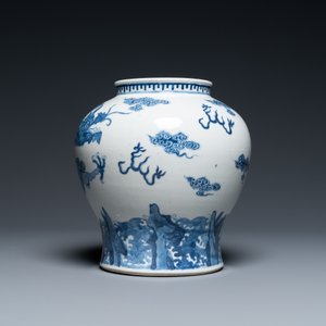 Un vase en porcelaine de Chine en bleu et blanc à décor de d'un dragon, 19ème — photo 4