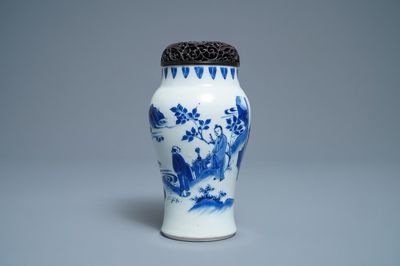 Un vase en porcelaine de Chine en bleu et blanc à décor de figures dans un paysage, époque Transition