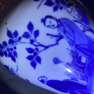 Un vase en porcelaine de Chine en bleu et blanc à décor de figures dans un paysage, époque Transition — photo 11