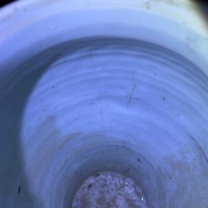 Un vase en porcelaine de Chine en bleu et blanc à décor de figures dans un paysage, époque Transition — photo 13