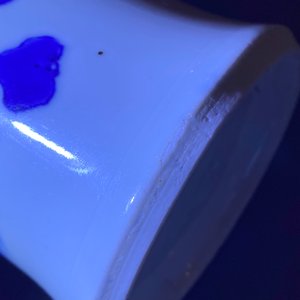 Un vase en porcelaine de Chine en bleu et blanc à décor de figures dans un paysage, époque Transition — photo 15
