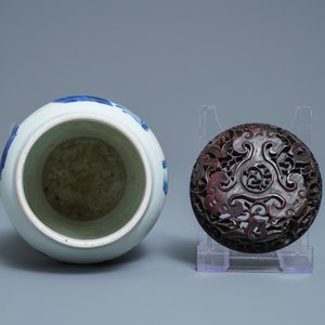 Un vase en porcelaine de Chine en bleu et blanc à décor de figures dans un paysage, époque Transition — photo 6