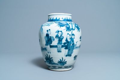 Un vase en porcelaine de Chine en bleu et blanc à décor de figures dans un paysage, époque Transition