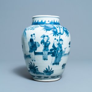 Un vase en porcelaine de Chine en bleu et blanc à décor de figures dans un paysage, époque Transition — photo 1