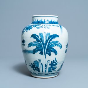Un vase en porcelaine de Chine en bleu et blanc à décor de figures dans un paysage, époque Transition — photo 2