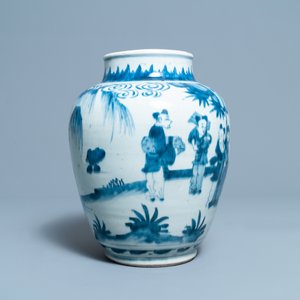 Un vase en porcelaine de Chine en bleu et blanc à décor de figures dans un paysage, époque Transition — photo 4