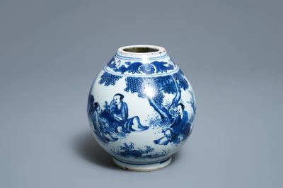 Un vase en porcelaine de Chine en bleu et blanc à décor de figures dans un paysage, époque Transition